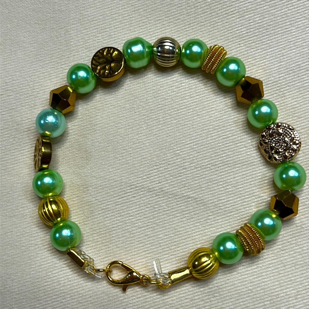 Elegant Green and Gold Beaded Bracelet